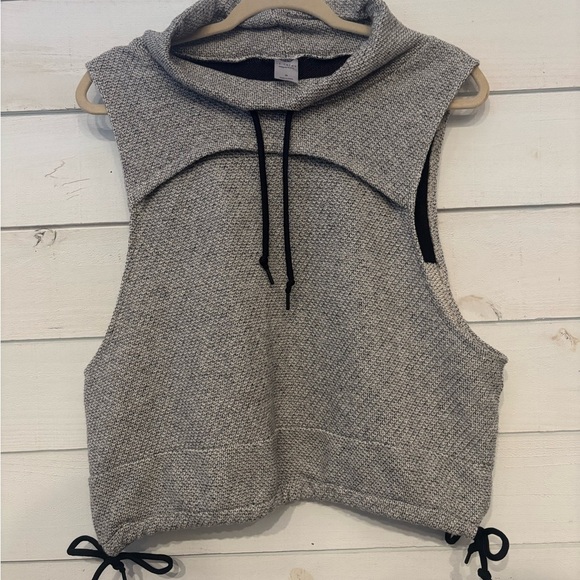 Te Verde cowl neck knit athletic vest Size Medium. Great condition! - Picture 8 of 15
